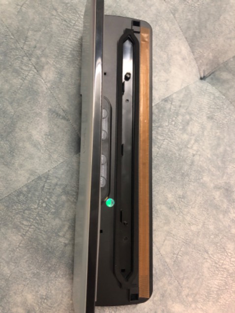 Máy dễ sử dụng, shop tư vấn ok và dóng gói sp tỉ mỉ điểm cộng phần này. Riêng máy kén túi có ưu có nhược Ưu là sd đúng loại túi hút đẹp và kín gió và ép chặt, nhược thì tốn chi phí mua đubgs loại túi đó, nói chung sp ok