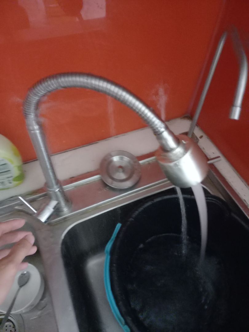 Mới mua gắn được 2 ngày, nước đã bị rò rỉ bắn tung tóe xung quanh thân. Sản phẩm quá kém chất lượng