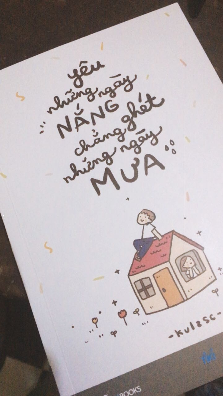 Sách của anh chú nhà tui thì xinh với xịn khỏi phải bàn rùi, mở ra sách thơm cực lun í, postcard cũng đáng iu lắm
Chữ ký xinh lắm lun, lại còn màu xanh lá tui thích nữaaaa
Nhưng khâu xử lí hàng hơi lâu với cả đóng gói hơi sơ sài, sách của tui còn bị bẩn 1 chút ở gáy😢