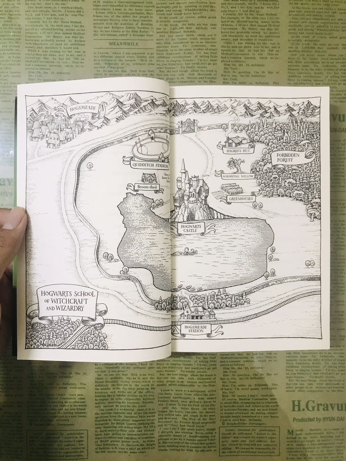 Harry Potter là một bộ sách mà mình rất thích, mặc dù đã đọc bản tiếng Việt và xem phim khá nhiều lần rồi nhưng có lẽ sự cuốn hút của một cuốn sách thuần tiếng Anh vẫn luôn thôi thúc mình sở hữu nó. Dịch vụ bên tiki rất tốt, mình đặt khuya thứ năm mà chiều thứ bảy đã có rồi, bác chuyển phát cũng thân thiện và thông minh, mặc dù nhà mình không có số nhà hay địa chỉ rõ ràng mà vẫn mò ra được nhà mình, thậm chí điện thoại gọi còn không được, đúng là hay ghê!
Về cuốn sách, nội dung bên trong và văn phong của JK Rowling thì mình không cần bàn gì nhiều, ngôn từ cũng rất thân thuộc, điều đặc biệt là bìa sách đẹp lắm các bạn ạ! Các bạn cứ mua về mà xem, mình đảm bảo là các bạn sẽ thích mê, nó cứ lung linh, huyền ảo, mềm mại sao sao á... mặc dù sách xuất bản năm 2014, bao bọc bên ngoài thì hơi cũ nhưng sách bên trong thì đẹp và mới lắm!
Năm mới mình mua hàng mà sản phẩm nào mình cũng ưng ý hết, cảm ơn TIKI rất nhiều ạ!