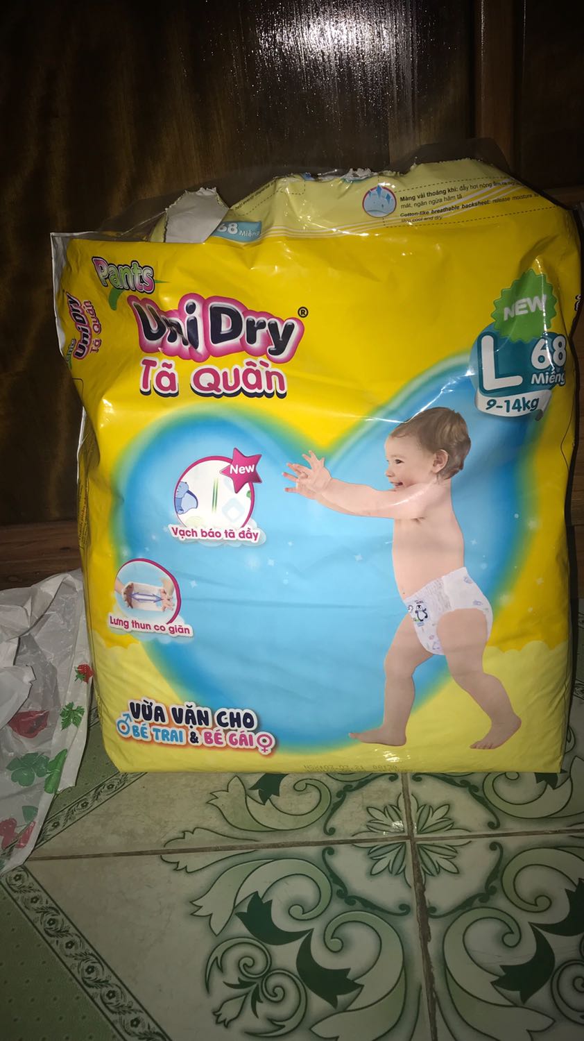 Sản phẩm mang cho bé độ chống hăm tốt nhưng bị 1 vấn đề là mặt sau mỏng dễ bị tràn ra, nhưng chất lượng chống hăm tốt đánh giá 4 sô