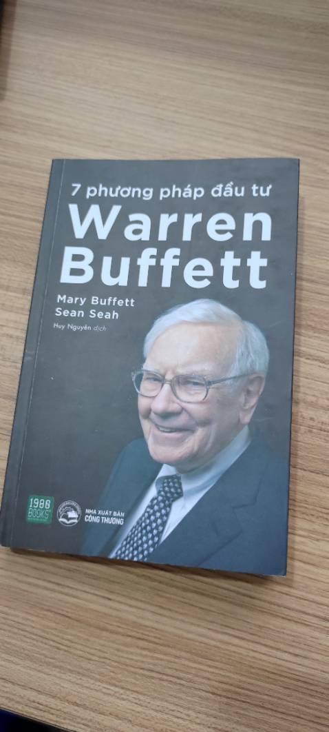 Tiki giao cực nhanh, đặt hôm trước sáng hôm sau đã có sách trên tay lun rồi


Về phần sách:
- Sách có nhiều chương, mà mỗi chương chỉ vài trang thôi nên đi khái quát thôi ạ
- Ở Bí quyết số 5, 6, 7 đơn giản hóa và dễ hiểu cho người mới tiếp cận Chứng khoán mọi người nên đọc để có cái nhìn tổng quát nhe
- Mình chỉ mới đọc qua 1 lần thôi, mà trang sách đã bung ra khá nhiều, hơi thất vọng ở chất liệu và keo của sách, mong nhà xuất bản cải thiện hơn ạ