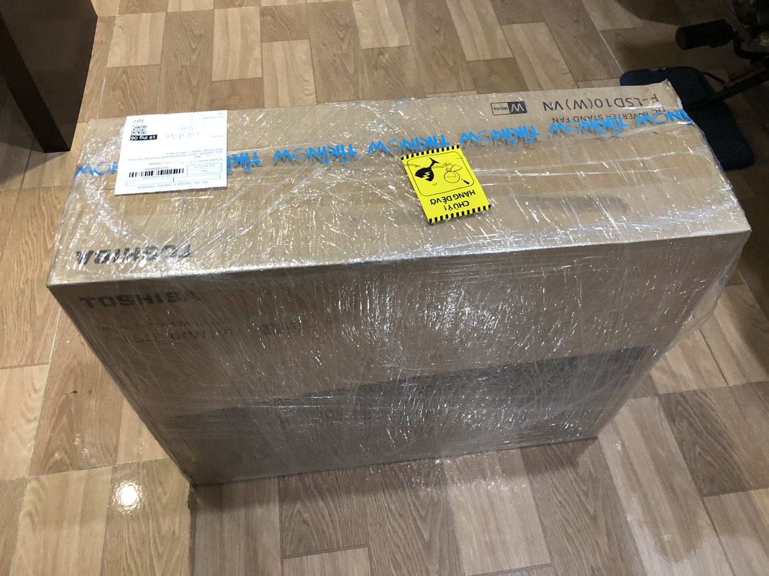 Sản phẩm hàng hiệu uy tín nên không cần khen chê ! Cái hài lòng mong đợi là quạt rất êm và gió nhẹ nhàng ở các tốc độ nhỏ. Màu trắng thiết kế thanh lịch. Remote thiết kế mới lạ dễ thương.
Chất lượng giao hàng rất chuẩn 
Xin cám ơn