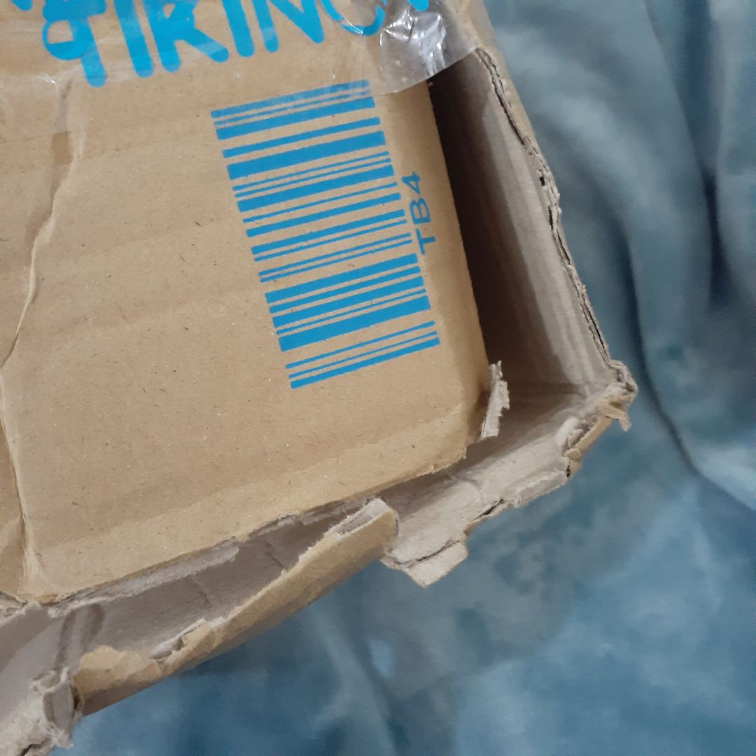 Làm sao cho coi được nha, mua cũng trả tiền đàng hoàng mà cái hộp giao lại rách te tua, sách cũ mèm, dơ trầy tùm lum :))) đã vậy chỉ để trong hộp bình thường, chả có bao bằng bọc chống sốc nữa :))