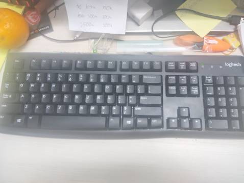 Do đặt tikinow nên hàng đến khá nhanh, mình đánh giá thì bọc khá kĩ, thoải mái
Về chất lượng sản phẩm thì ok với mức giá dưới 200, phím tầm này thì như nhau cả thôi, không quá là ghê gớm. Độ phản hồi tay khá tốt, thoải mái với người có bàn tay to như mình
À được cái có chuột đi cùng nhưng ở đầu bên kia hộp, may mà bóc nốt đầu kia, tí thì vứt đi vào thùng rác. 
Mình đánh giá là với giá 165k mà cả phím lẫn chuột thì hạt dẻ lắm rồi, đồ thì của hãng lớn, khỏi lo về chất lượng