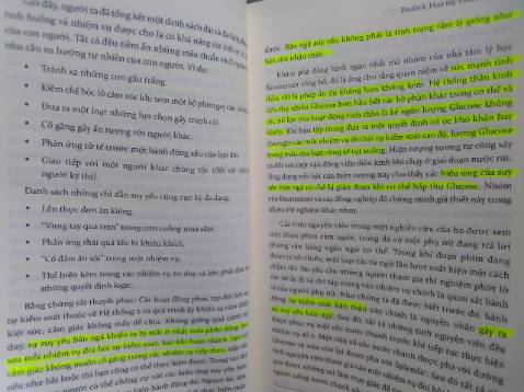 Lần đầu tiên mình cảm thấy hẫng hụt như vậy. Mua sách lỗi này lỗi kia mình gặp nhiều rồi nhưng mình cho qua vì nó là loại sách giải trí, dù sao mình cũng đọc online rồi chỉ là mua ủng hộ tác giả rồi sau này đoc lại thôi, cơ mà quyển này có một cái lỗi quá to. Từ trang 113 đến 128 không có. Mà mình đọc ghi chú như vầy không còn nguyên vẹn nữa. Shop giải quyết cho mình thế nào đây?
Trước giờ mua sách mình luôn ưu tiên Tiki đầu tiên, không có sách ở Tiki mới tìm chỗ khác. Mình để lại đây 5 sao vì lòng tin đấy. Tiki phản hồi thế nào thì mình không biết và nó có ảnh hưởng đến quyết định, đến hành vi mua hàng sau này của mình hay không thì mình cũng chẳng hay.
