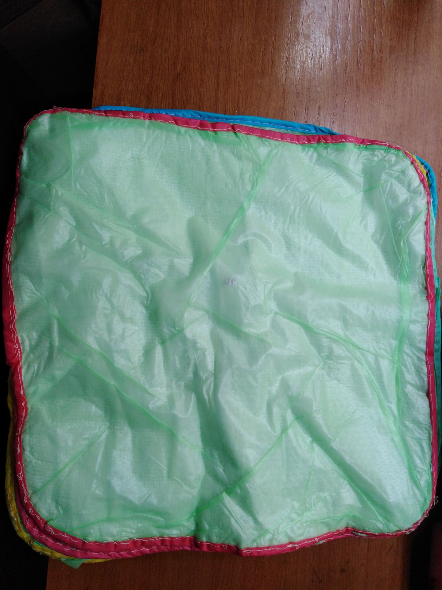 Sản phẩm quá tệ, lớp nilon nhăn nhúm, đường may quá xấu, hàng mới về mà đã sắp bung chỉ rồi.
Xin gửi trả hàng.