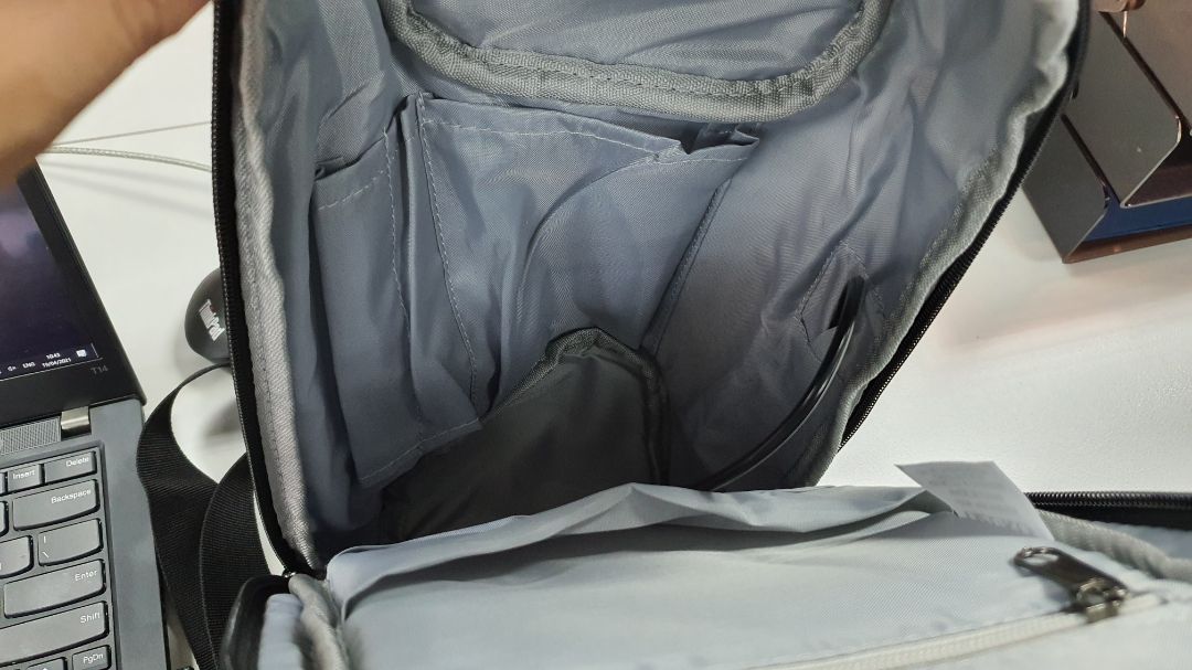 Túi chất liệu tốt, khóa trơn, các ngăn đủ dùng song khoang để đổ bên trong chưa hợp lý lắm. mình trừ 1 sao vì mùi vật liệu làm lót hơi khó ngửi, không rõ dùng lâu có hết không. Túi chất liệu tốt, khóa trơn, các ngăn đủ dùng song khoang để đổ bên trong chưa hợp lý lắm. mình trừ 1 sao vì mùi vật liệu làm lót hơi khó ngửi, không rõ dùng lâu có hết không.