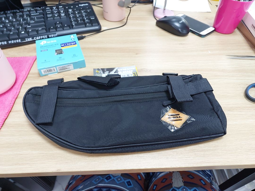 Lần trước mình cũng mua đồ xe đạp từ đúng shop này giao HCM ra HN thấy hộp cũng ổn áp lắm mà lần này nhìn hơi kiểu tức giận.. Chọt ở giữa này chắc kiểm tra hàng nhanh rồi :D Nhìn chung túi to, mỏng nhẹ, mà hem có chống nước đâu nha :D