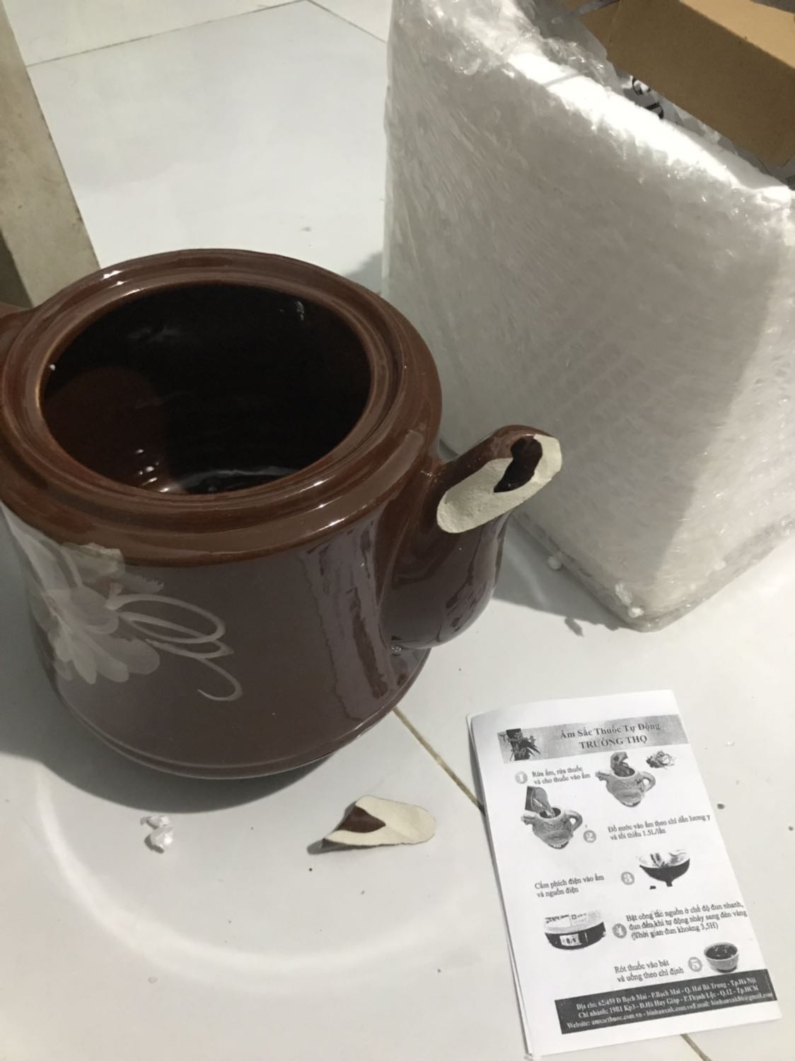 hàng giao cho mình . về mở ra thấy vòi bị bể mà ko tìm thấy đủ miếng ghép trong thùng đựng ấm. chỉ có 1 miếng to. chứng tỏ đã bể trước khi đóng gói cho khách. đề nghị Tiki làm việc lại với shop này