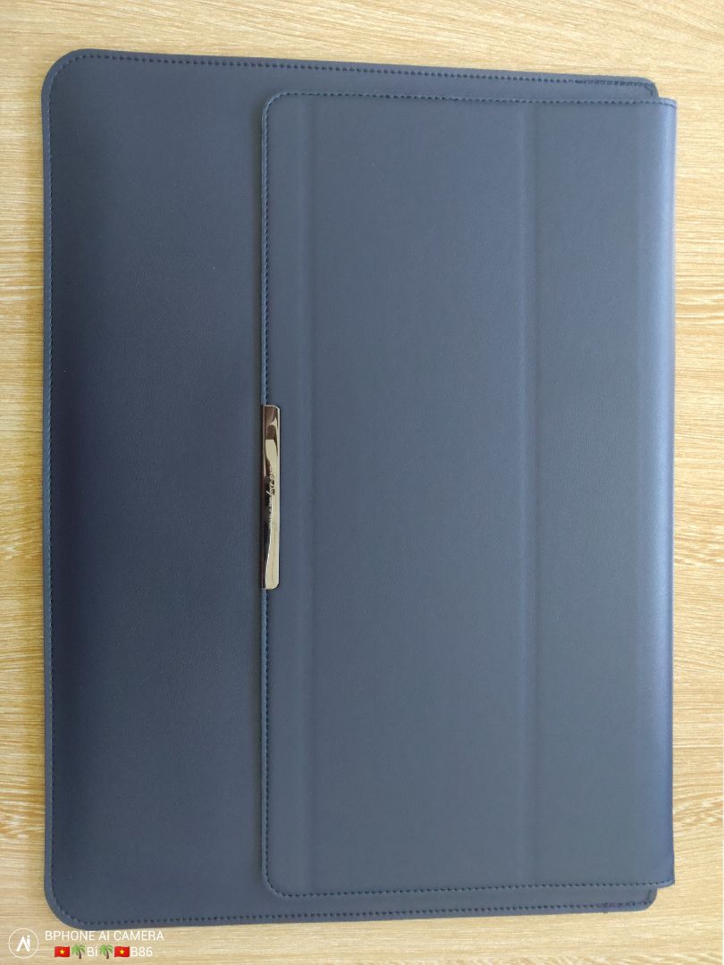 Sản phẩm đẹp, màu sắc sang trọng, chất da mịn, mình có gặp trục trặc 1 xíu về màu sắc nhưng shop đã giúp mình chọn màu theo ý muốn, shop trả lời tn nhanh,tận tình, laptop dell 15,6 inch mẫu cũ hơi dày nên mình chọn up lên 1 size mua mẫu 16inch về đo kích thước sp là 43x32cm hơi rộng xíu nhưng k thành vấn đề, kê tay gõ phím rất êm, đỡ mỏi tay, túi nhỏ đi kèm đựng được cả sạc laptop và chuột. Một điểm mình mong sản phẩm cải thiện là các phần nam châm hút mạnh hơn hiện tại nam châm hơi yếu phần tam giác để kê máy khi để phẳng dính vào bao da hơi yếu dễ bung ra nếu lắc mạnh.