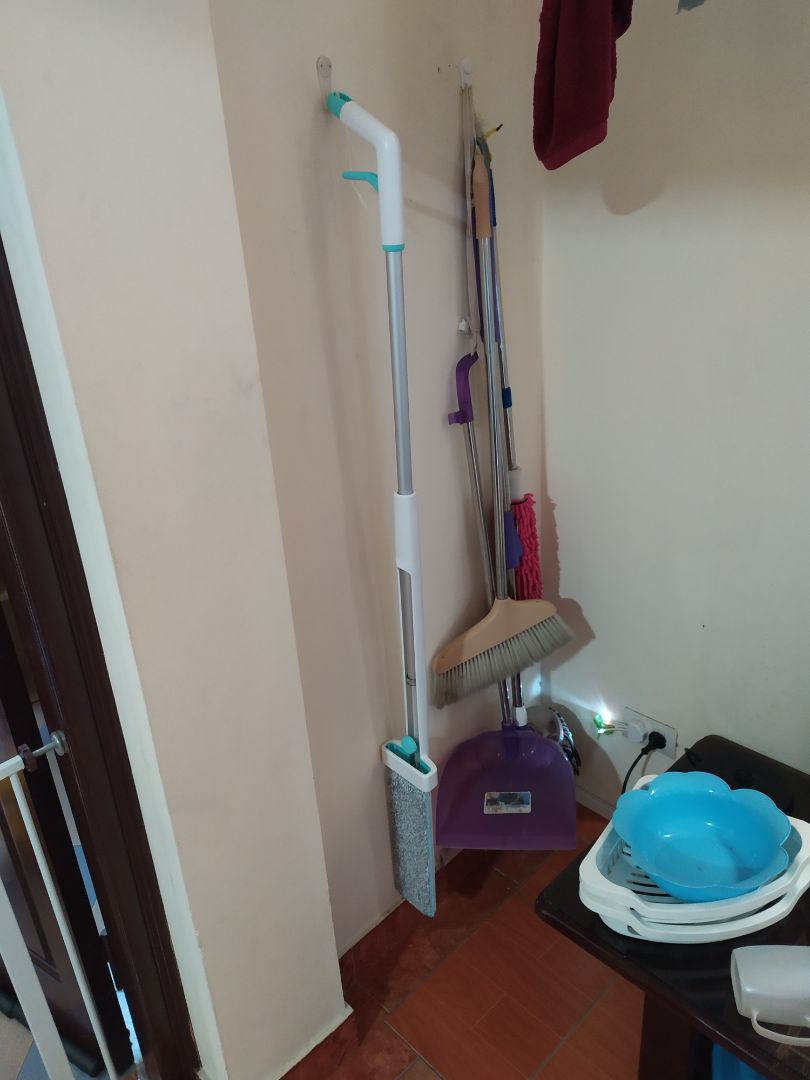 Giao hàng nhanh, bọc cẩn thận. Sản phẩm dùng tốt, lau cầu thang tiện. Phun nước đủ để lau, không bị ướt quá. Gạt vắt nước dễ dùng, nhưng khi lau va đập mạnh dễ tụt xuống. Có lỗ trên tay cầm để treo, hoặc gạt hết xuống để đứng cũng được.