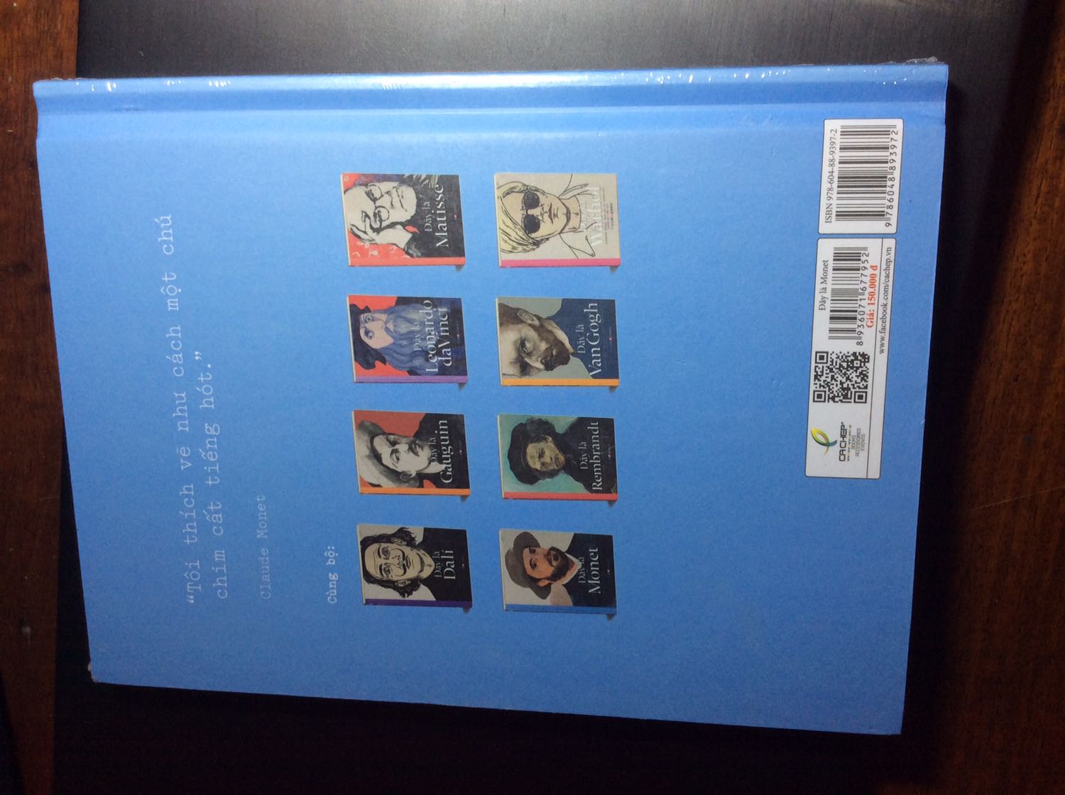 Mua khi sale 50%, nguyên seal đàng hoàng ! Và phải nói thiệt là sách đẹp quá ! Có ghể gọi cuốn sách tranh là một bản tiểu sử rực rỡ ngắn ngọn, súc tích về cuộc đời Monet, có tranh minh hoạ và vài bức tranh nổi tiếng đặc trưng của đại danh hoạ trường phái Ấn tượng. Là do tranh hay do cuộc đời ông và các hoạ sĩ đương thời mà chỉ việc trông vào và ngắm ngía, mình cảm thấy được truyền cảm hứng lắm ! Ôi cái phong cách táo bạo đâu phải ngày một ngày hai là hình thành, ôi cái en plein air hoà hợp với thiên nhiên và ôi ông đâu bài trừ nhiếp ảnh mà đón nhận và sử dụng phát minh cho các bức tranh của mình. 
Khá khen cho ai thiết kế kết cấu sách, lật giở 180 độ mà không lo bị cong, rách gáy luôn ý