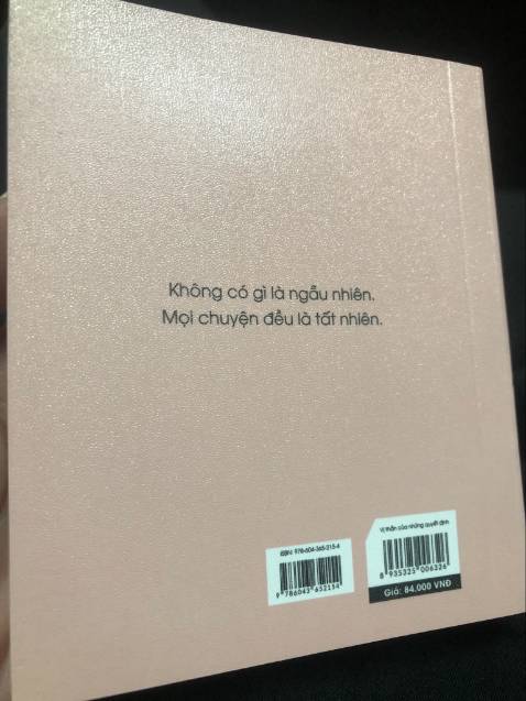 Đừng cố mở nhiều lần khi bạn chỉ tin vào điều mình muốn tin. Mình nhận thấy nếu lần nào mình thật sự chú tâm vào điều muốn hỏi và càng tập trung kết nối năng lượng với cuốn sách thì câu trả lời nhận được sẽ càng rõ ràng và chính xác. Còn lần nào hỏi chớt quớt thì đáp án sẽ không chuẩn. Nếu tin vào tâm linh, bạn sẽ cảm nhận được sự kết nối đặc biệt với cuốn sách bạn sở hữu và những chỉ dẫn sẽ giúp bạn rất nhiều. Nếu chỉ sử dụng để giải trí, vui lòng bỏ qua đánh giá của mình.