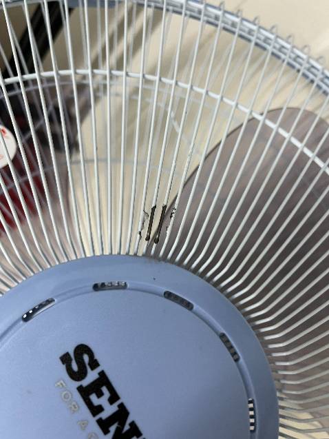 Nói chung nhận được quạt đúng hiệu, có đầy đủ phiếu bảo hành của hãng. Hoạt động bình thường. Tuy nhiên có thắc mắc là hàng mình mua mới 100% tại sao rỗ quạt phía trước bị sét 1 chỗ tróc sơn lòi sắt, mãng đen xì dính tay rất bẩn.( vết trầy làm mất thẩm mỹ cái quạt mới) .  Bên hông thân quạt có dấu hiệu ố bẫn và trầy nhẹ. Nếu hàng mới 100% thì không thể có dấu hiệu này. Nói chung nhận được quạt đúng hiệu, có đầy đủ phiếu bảo hành của hãng. Hoạt động bình thường. Tuy nhiên có thắc mắc là hàng mình mua mới 100% tại sao rỗ quạt phía trước bị sét 1 chỗ tróc sơn lòi sắt, mãng đen xì dính tay rất bẩn.( vết trầy làm mất thẩm mỹ cái quạt mới) .  Bên hông thân quạt có dấu hiệu ố bẫn và trầy nhẹ. Nếu hàng mới 100% thì không thể có dấu hiệu này.