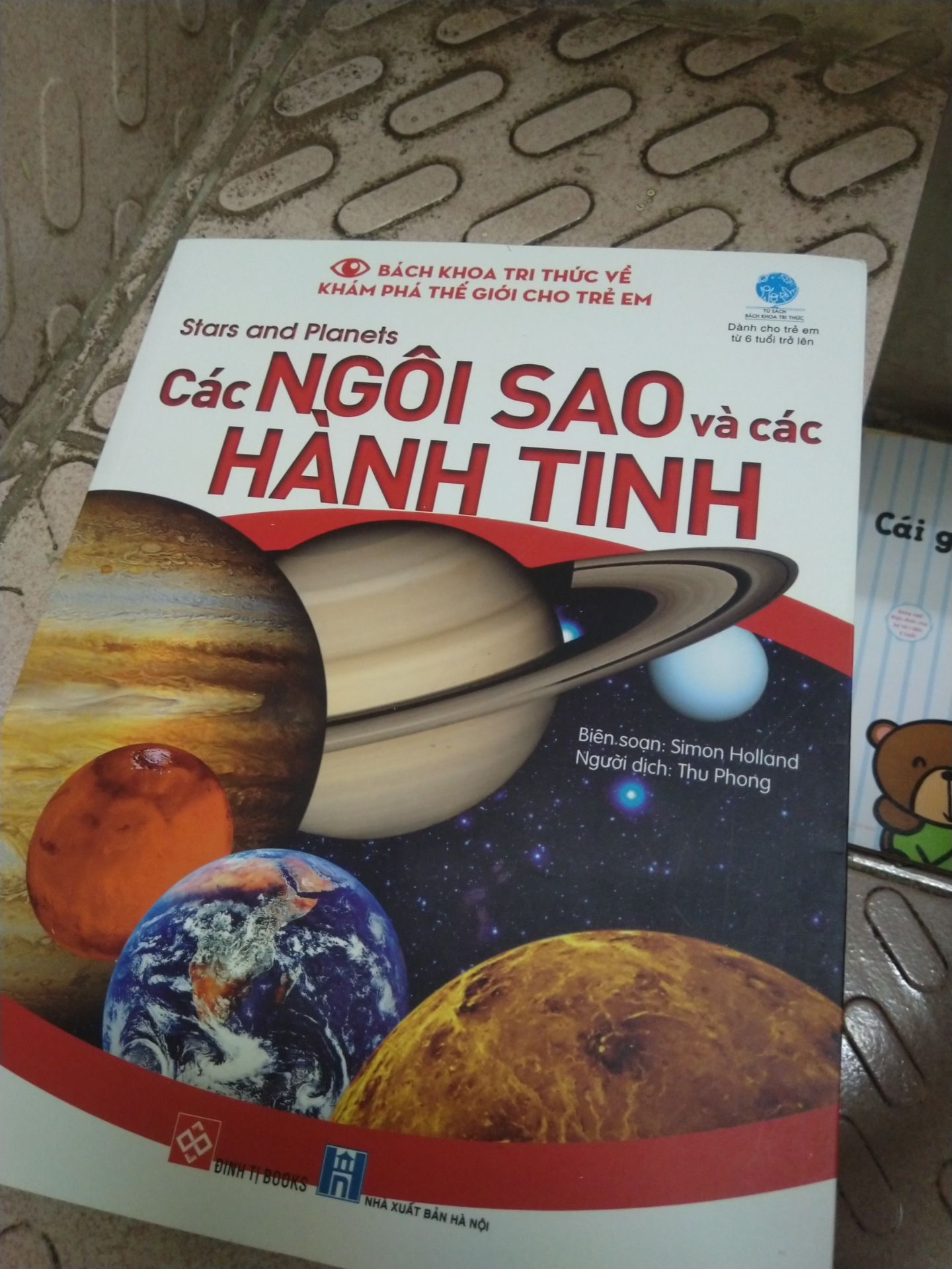 Cuốn sách rất bổ ích cho trẻ em. Cháu mình rất thích tìm hiểu về tự nhiên nên mình mua cuốn sách này về cho nó. Sách đẹp, bìa cứng cáp, hình ảnh minh hoạ sinh động, có trò chơi để củng cố kiến thức.