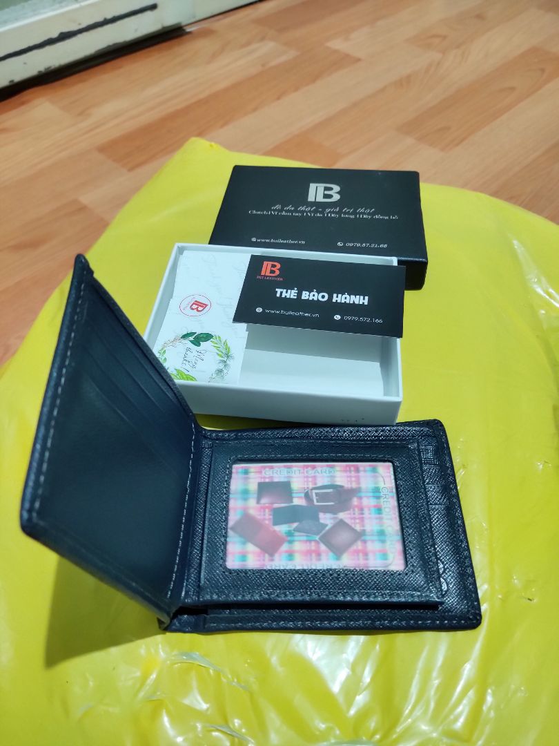 Đóng gói khá kĩ, hàng khá đẹp, dù chưa xài chưa biết chất lượng thế nào nhưng tôi hài lòng với chiếc ví này, Cám ơn Bụi leather!, sẽ tiếp tục mua ủng hộ cửa hàng, có lẽ lần tới tôi sẽ mua một chiếc ví đứng cho có đầy đủ ví ngang ví đứng.