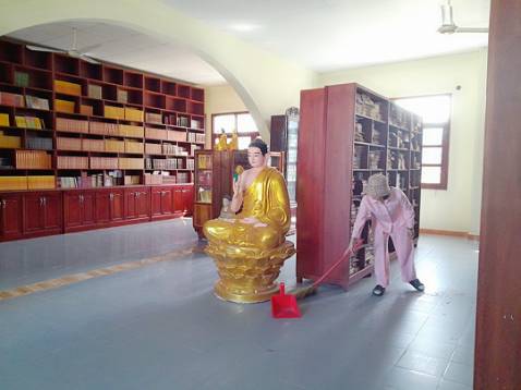 Không đọc sách này thì đọc sách gì haha trong thế kỷ 21 này.
"Có bùn thì mới có Sen"
Ai cũng khao khát hạnh phúc Nhưng đôi khi hạnh phúc đó là gì? Là kỳ vọng, là bám chấp, là không có thật như ta tưởng.
Vậy hạnh phúc thật sự ở đâu, chính là trong những lúc đau khổ .
Như hai mặt của một vấn đề
Mình thích chữ "nhìn sâu" - deep looking, seed of suffering (những hạt mầm của khổ đau) hoặc là cụm từ "chịu khổ thì hết khổ".
"We suffering much, much less".

Đúng là mình mua sách này khi mình đang có đau khổ nhưng đồng thời mình cũng hạnh phúc như chưa bao giờ mình nhận ra trong mấy chục năm nay.

Cảm ơn Tiki và nhiều cơ duyên đã giúp cho mình mua được quyển sách với giá khuyến mãi.