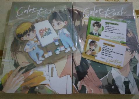 Color Rush là một bộ truyện BL huyền bí, kết hợp giữa lãng mạn và viễn tưởng đến từ Hàn Quốc. Chuyện kể về định mệnh kì lạ giữa hai nam sinh đang học trung học. Ở thế giới này có một căn bệnh là bệnh mù màu, khác với mù màu thông thường thì người mắc bệnh mù màu này sẽ chỉ nhìn thấy màu xám, trắng và họ được gọi là Mono. Yeon Woo đã bị di truyền căn bệnh này từ mẹ cậu ấy. Cách duy nhất để chữa khỏi mù màu đó là Mono phải gặp được Probe – người đem lại màu sắc. Tỷ lệ để Mono và Probe gặp nhau là rất thấp và giữa họ hình thành nên một định mệnh ngang trái. Mono sẽ hóa thành quỷ giữ sau một thời gian gặp Probe, họ sẽ truy đuổi, tàn sát người thân của Probe, thậm chí là bắt giữ và giết để ăn thịt. 
Điều kì diệu đã đến với Yeon Woo, cậu gặp được Probe – Yoo Han của đời mình khi chuyển đến học tại trường cấp 3 nam sinh. Và rồi định mệnh giữa họ cũng bắt đầu. Khi Yoo Han cởi bỏ lớp khẩu trang xuống, Yoen Woo đã nhìn thấy gương mặt ấy. Đúng lúc đó cánh cửa màu sắc đã mở ra trong mắt Yeon Woo khiến cậu choáng váng và biết được rằng Yoo Han chính là Probe.

Mối tình này liệu có được viên mãn hay không? Liệu hai chàng trai có chiến thắng được định mệnh giữa Mono và Probe không? Và sự mất tích bí ẩn của mẹ Yeon Woo có được sáng tỏ?