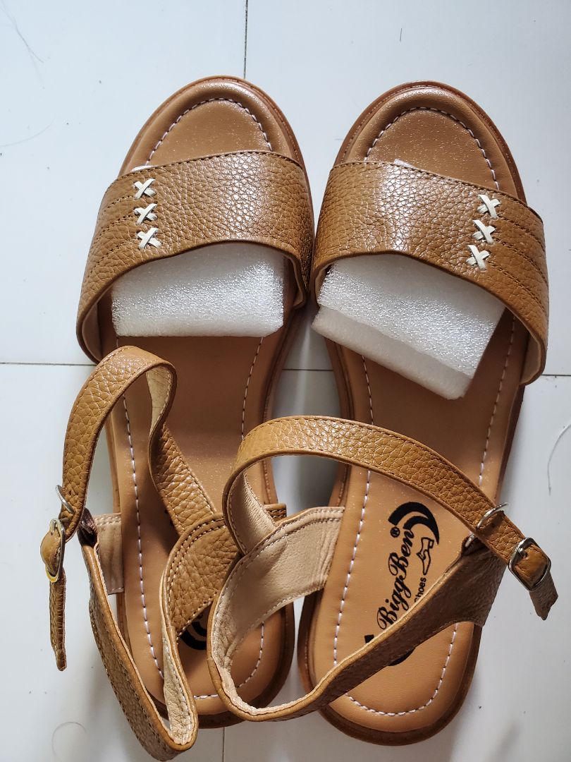 Đặt hàng ngày 12/10, đến 11/11 mới nhận được sản phẩm. Nhưng cũng hài lòng vì giày bền đẹp, đúng size!