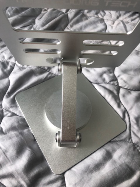 Chất liệu hợp kim nguyên khối như mô tả, hoàn thiện tinh xảo cách góc tiếp xúc ipad đều có silicon chống trầy, giá cao nhưng mình rất hài lòng về sp xịn xò này