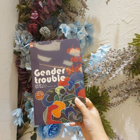 Sách được bọc cẩn thận, chỉn chu.