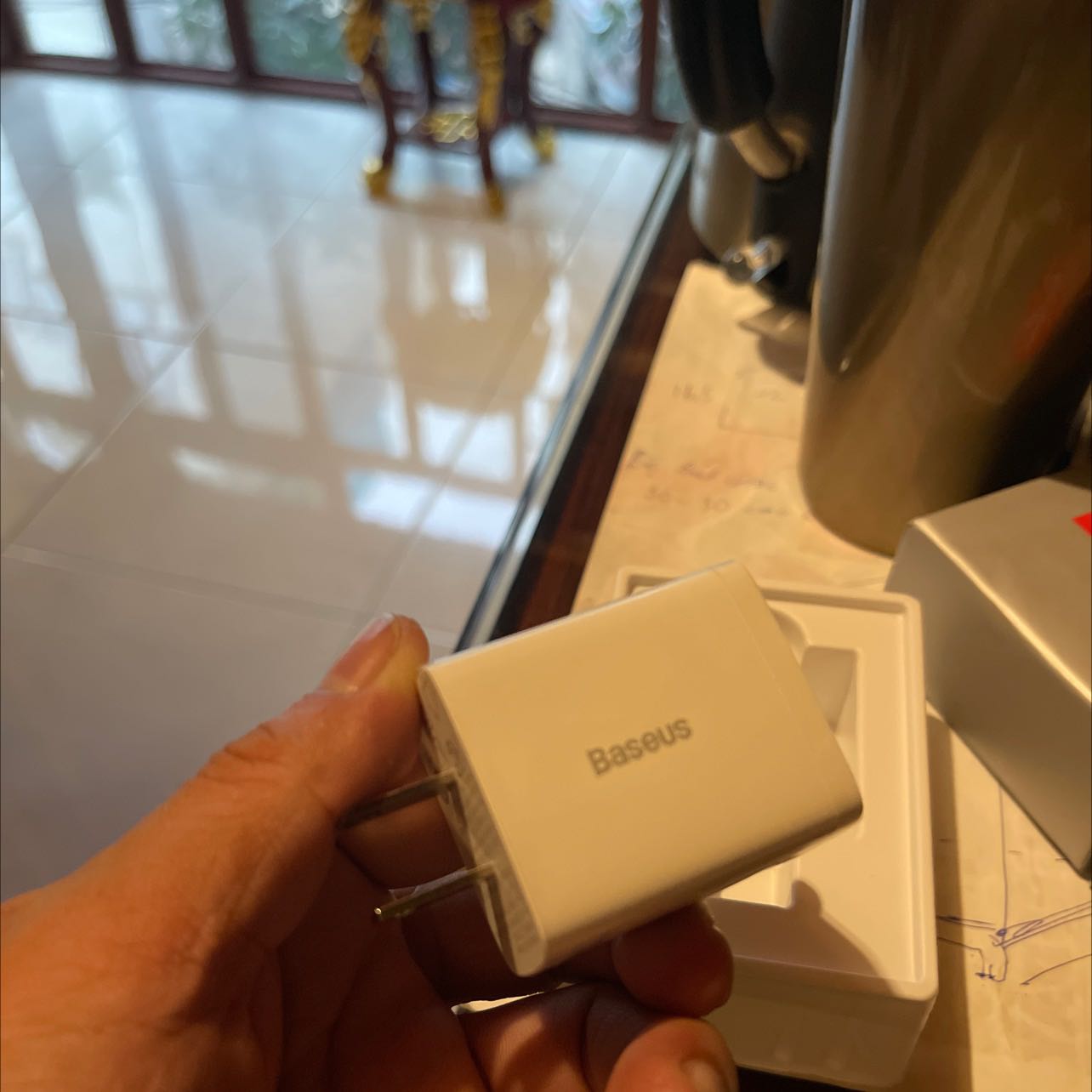 Đặt mầu đen lại đưa mầu trắng mà chân lại lọi khác😥😥