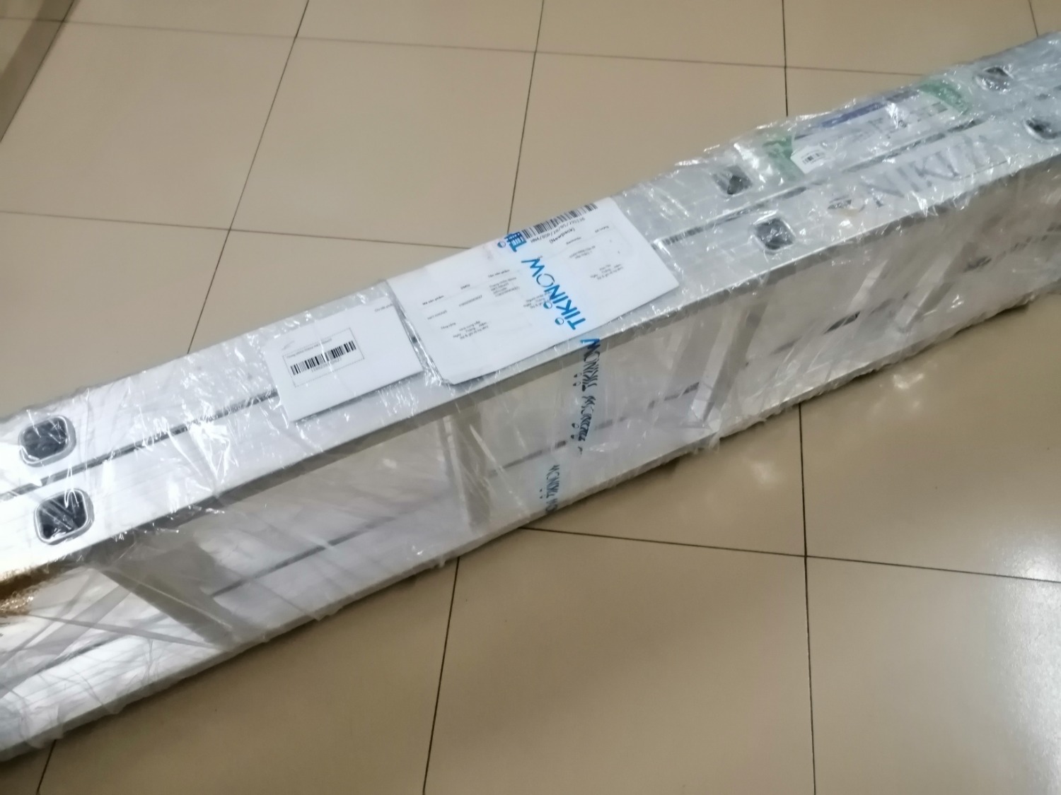 Sản phẩm như hình ảnh và mô tả, mình rất ưng ý. Sau khi nhận mình phát hiện thiếu 1 chân đế và đã liên hệ lại để phản ánh với nhân viên của Tiki, nhân viên của Tiki đã liên hệ với nhà bán hàng, mấy ngày sau nhà bán hàng đã chuyển lại cho mình cái chân đế bị thiếu. Xin cám ơn Tiki và nhà bán hàng đã làm việc rất có trách nhiệm. Mong các bạn cứ thế phát huy sẽ tăng được uy tín của công ty các bạn.