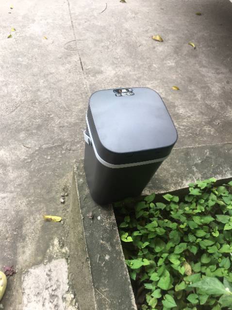 Dùng vài ngày thấy cũng ok, cảm ứng mượt như soni, đóng mở sau 6 giây, khá là nhanh không bị tốn pin. Không phải loại sạc pin lích kích, cứ lắp 2 pin con thỏ vào là dùng. Có khá nhiều màu nhưng mình chọn màu đen vì nó sạch và sang ấy, có quai cầm bằng silicon xách đi đâu cũng được, dễ di chuyển các phòng. Mấy thùng cũ mình mua là cứ phải bê bê, mắc mệt. Sẽ mua thêm để ở các phòng cho tiện sử dụng!