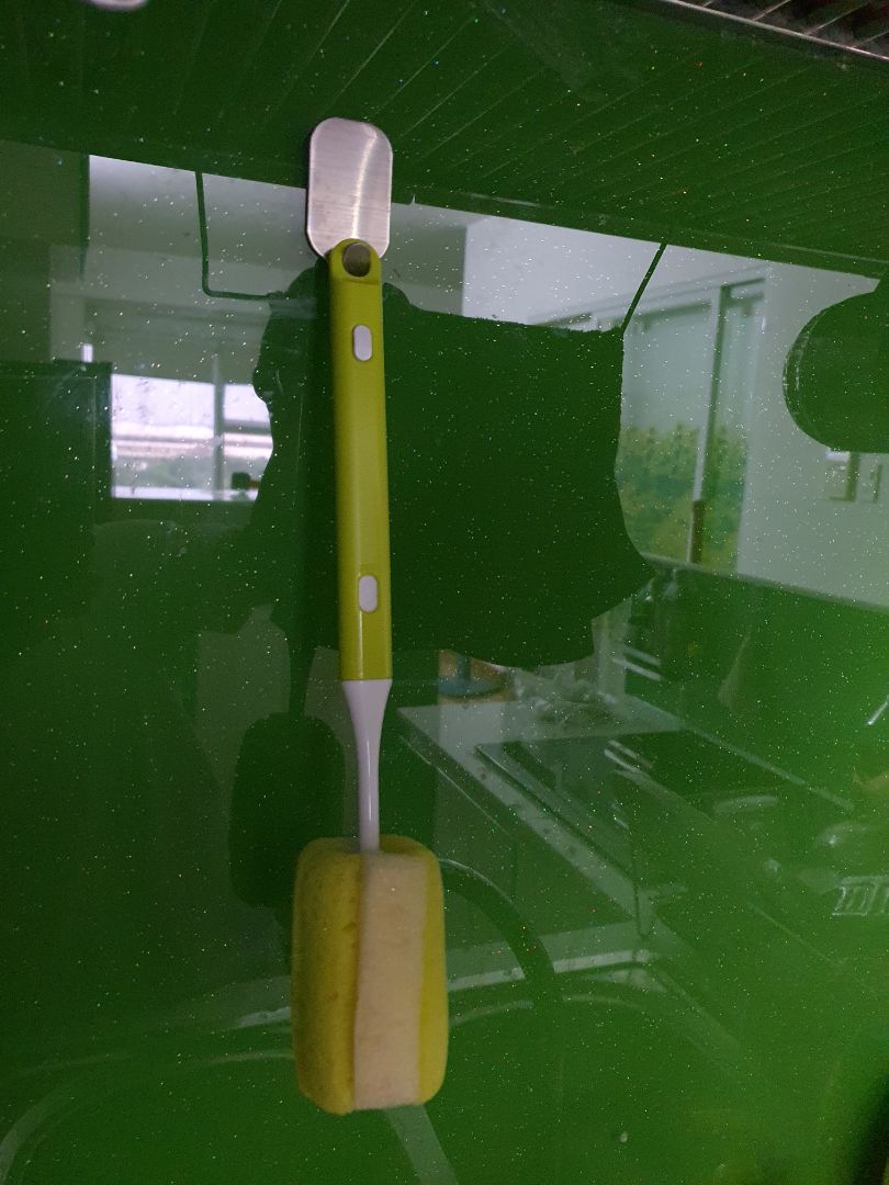 dán lên kính thì ok. dán lên tường hoặc gỗ cần chít thêm keo 502 hoặc khoan vít. móc hơi cạn và to nên chỉ móc dc mấy cái khăn hoặc vòng...