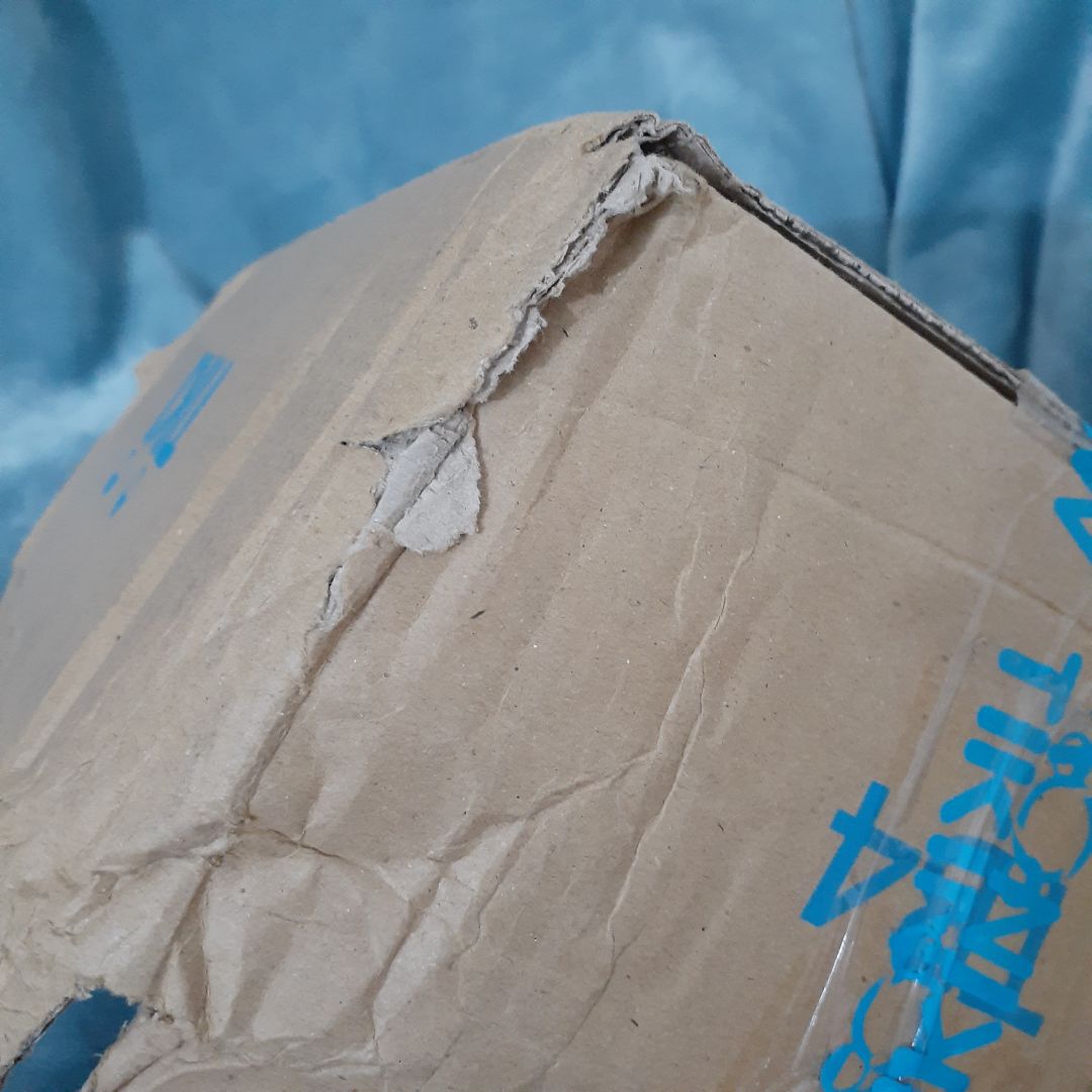 Làm sao cho coi được nha, mua cũng trả tiền đàng hoàng mà cái hộp giao lại rách te tua, sách cũ mèm, dơ trầy tùm lum :))) đã vậy chỉ để trong hộp bình thường, chả có bao bằng bọc chống sốc nữa :))