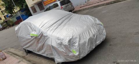 Bạt có kích thước khoảng 4,5m x 1,8m x 1,5m cho nên cũng vừa vặn với em Mazda 3 nhà mình, chất liệu tráng nilon ánh bạc, dùng cầm mướt mà mát không gây cảm giác sần, sản phẩm trơn và không thấm nước nên là che ngoài trời mưa cuungx không sao, nhanh khô thôi. Nắng thì có ánh bạc cho nên nó phản sáng tốt không gây quá nóng cho đồ nội thất và không gian bên trong. Trời hà nội mùa này đúng là ác nghiệt, đi ra ngoài sợ chết khiếp vì nhiệt nhà kính trong xe. Để chai nước khoáng uống mà ghê ghê vì nhựa nó chảy ra, nên mua cái bạt phủ cho yên tâm các cụ ạ!
So giá với nhiều nơi thì ở đây same same không cao không thấp, phù hợp giá tiền, mà còn rẻ hơn ấy. trước mình bỏ 350k mua cái bạt ở chợ Giời, về mỏng teng, dùng đc 3 lần mủn và rách hết, điên hết người. Mua ở đây lần đầu như này là yên tâm rồi, ủng hộ thêm cái khan lau xe nữa hihiee