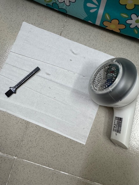 Mình thật sự bất ngờ với chiếc máy cắt lông xù này, không nghĩ là lại hữu ích đến vậy. Ban đầu chỉ mua thử, cũng không kỳ vọng nhiều, nhưng khi dùng rồi thì thấy hiệu quả rõ rệt, quần áo nhìn như mới hẳn.

Trước đây mình từng dùng dao lam để xử lý lông xù và lỡ làm rách áo, tiếc lắm. Nếu biết đến sản phẩm này sớm hơn thì đã không gặp tình huống đó rồi.

Đây là trải nghiệm mua thật – dùng thật, không phải feedback ảo nên mọi người có thể yên tâm tham khảo. Nói chung rất đáng mua. Mình cũng từng dùng bàn ủi hơi nước của Leben Lang và chất lượng khá ổn, nên càng tin tưởng khi chọn thêm sản phẩm này.
Shop có xuất hoá đơn vat