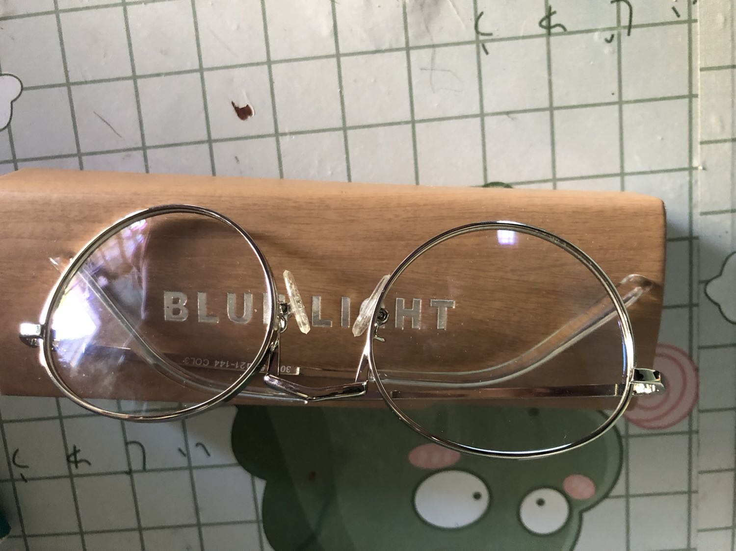 Gọng đẹp , gọng hơi to bạn nào mặt nhỏ cần chú ý . Shop thân thiện, rep tin nhắn nhanh và giao hàng nhanh hơn dự kiến.