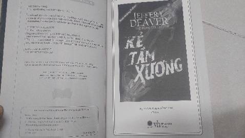 Một tác phẩm trinh thám hình sự với nội dung cuốn hút, ngay sau đó bộ phim điện ảnh chuyển thể với 2 tài tử gạo cội Danzel Washington và Angelina Jolie đã đưa “ Kẻ tầm xương ‘ đến gần hơn với công chúng, và đây có lẽ là một trong số tác phẩm tốt nhất của Jeffery Deaver.
Bản dịch và biên tập Việt ngữ gây chút thất vọng khi chuyển ngữ các danh từ riêng, danh từ  mang tính chuyên môn hay tiếng lóng; nhiều phân đoạn chuyển cảnh không thể hiện rõ ràng