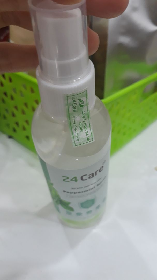 Ai mê mùi bạc hà thì tậu ngay em này nha. Tiện cực, mấy chai tinh dầu thì phải có máy khuếch tán mới xông đc, còn dạng chai xịt như này mang đi xịt đâu cũng đc. Mà thấy shop ghi thành phần có tinh dầu bạc hà nguyên chất nữa nên càng thích.