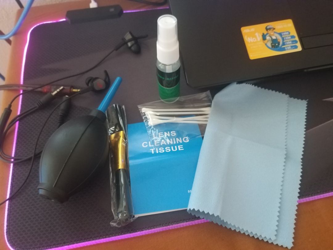 Sản phẩm khá OK trong tầm giá. đầy đủ phụ kiện. Bóng bóp ra hơi khá mạnh, chổi mềm nhưng mà dễ bay lông chải. Chưa biết dùng 50 tờ giấy làm gì.