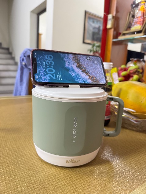 Nồi nẩu điện mi ni đẹp hơn cả tưởng tượng, có nhiều chức năng nấu, sào, rán…, nồi thiết kế đẹp rất tiện cầm theo khi đi du lịch.