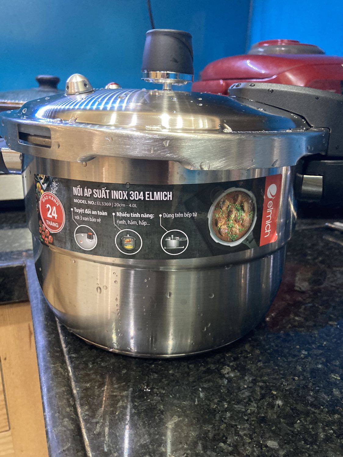 Nồi rất đẹp, inox sáng bóng, chốt khoá đóng mở vung rất nhẹ nhàng, tay cầm thật vừa, nấu rất nhạy từ, hầm nhừ rất nhanh, nguyên đai hộp, chuyển vận chu đáo.. giá lại rẻ, đáng mua ủng hộ Shop phát triển thêm nữa.. rất hài lòng..👍👍👍