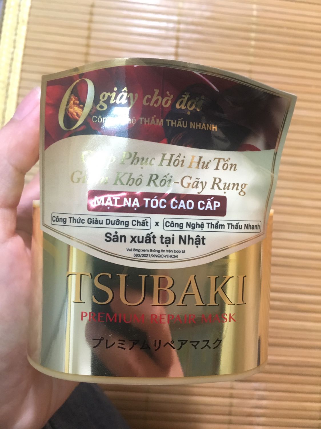 Lần đầu chơi lớn dùng thử kem ủ này, nghe review rất tốt mà dùng tốt thật sự ý, tóc mình yếu nên rụng cực nhiều, mà mới dùng 1 lần đã thấy đỡ hẳn:)) hơn nữa là mượt kinh khủng luôn, tóc mình rất khô do tẩy, túm lại là tệ hại:(((( mình rất ưng sp  luôn ý, dính vào da thì dễ rửa chứ k như dầu xả bthg. Túm lại là khen nhaa
Có tặng kèm sữa rửa mặt senka, dùng 1 chút bằng hạt đậu thui đã rất tạo bọt luôn r, cảm giác tươi mát hẳn, cảm giác cuộc đời mình như sang 1 trang mới luôn ý:))) rất hài lòng