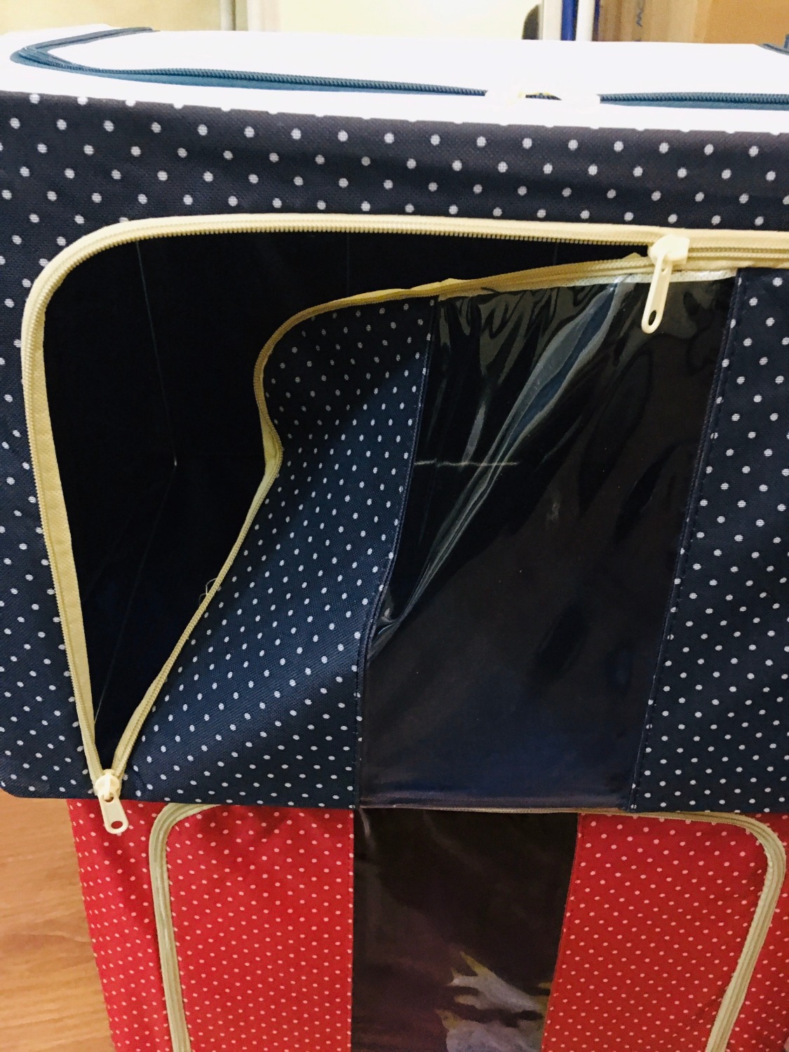 Túi chăn màn khá chắc chắn, vải bền và chống thấm. Tuy nhiên ko bị nhão, vải màu sắc ưa nhìn, 
Khung sắt thì vô cùng cứng cáp, để quần áo và chăn màn mùa đông ok, ko bụi, ko ẩm.
Mình mua như này rất ổn so với giá, đặc biệt lại là hàng chính hãng nên rất chắc chắn