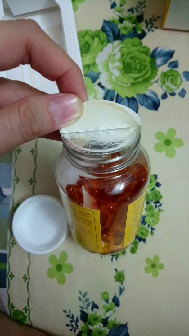 Hồi nhỏ mê Doraemon lắm thì nhà không có đủ điều kiện để mua truyện sưu tầm, toàn mượn bạn đọc ké, sau này đi làm rồi có dư rồi thì ngay đợt tái bản này mình mua về xem với để dành luôn ?
Theo mình thấy thì giấy mỏng hơn ngày xưa nhiều, khi đọc thì theo hướng từ phải qua trái nhưng mỗi khung truyện thì đọc từ trái qua phải, dịch cũng khác nên khi ngấu nghiến các tập truyện thì vẫn rất háo hức nhưng cái cảm xúc mê mẩn khi đọc hồi bé thì nó không còn nữa. Nhưng ai thích mà không có cơ hội mua bộ cũ thì mình nghĩ vẫn nên mua bộ này nhe, in cũng rõ ràng lắm, tuy giấy mỏng nhưng không tới nổi mấy trang truyện chồng qua nhau đâu.