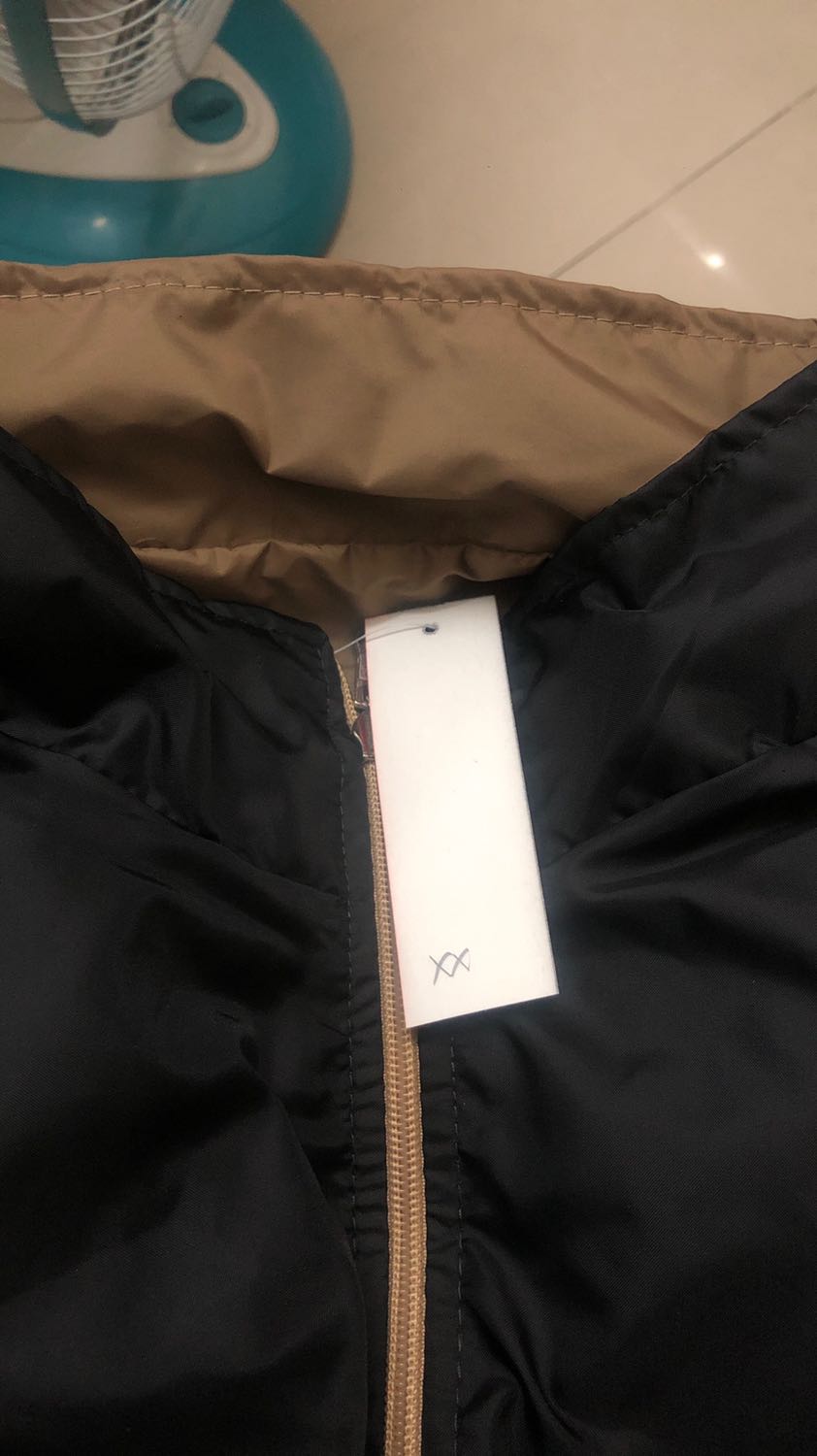 Hàng ok, đúng màu nhưng đặt size XXL lại giao size XX làm người muốn mặc size lớn thì không dùng được, còn người nhỏ thì lại mặc dư. Để nghi shop khi giao hàng nên kiểm tra lại, nếu không có hàng thì đừng giao ẩu.