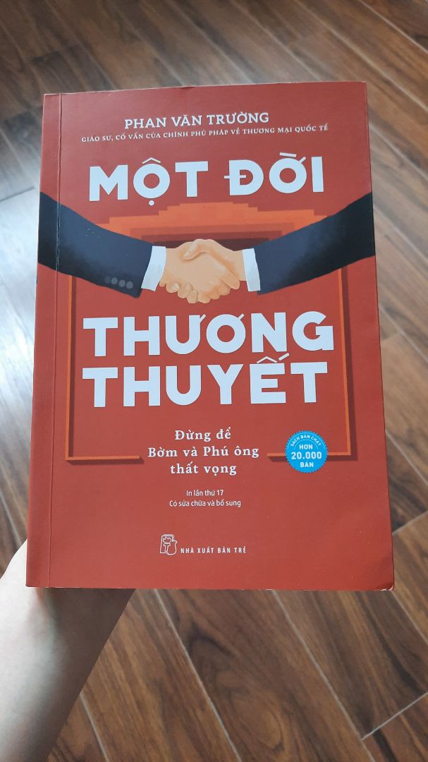 sách lúc nhận có màng co nilong nhưng đã bị rách và sách bị quăn, sờn ở gáy và góc sách. nói chung sách đã không được bảo quản tốt. giá mua sale nên khả năng sách sẽ k đẹp như mơ được. ?. nội dung thì mỗi ng đọc sẽ cảm nhận và thu nhận được theo tùng cá nhân. sách in cỡ chữ to dễ đọc và thoải mái. cầm rất chắc tay nên nếu k thương thuyết được bằng lời có thể đổi phương án nhanh ?