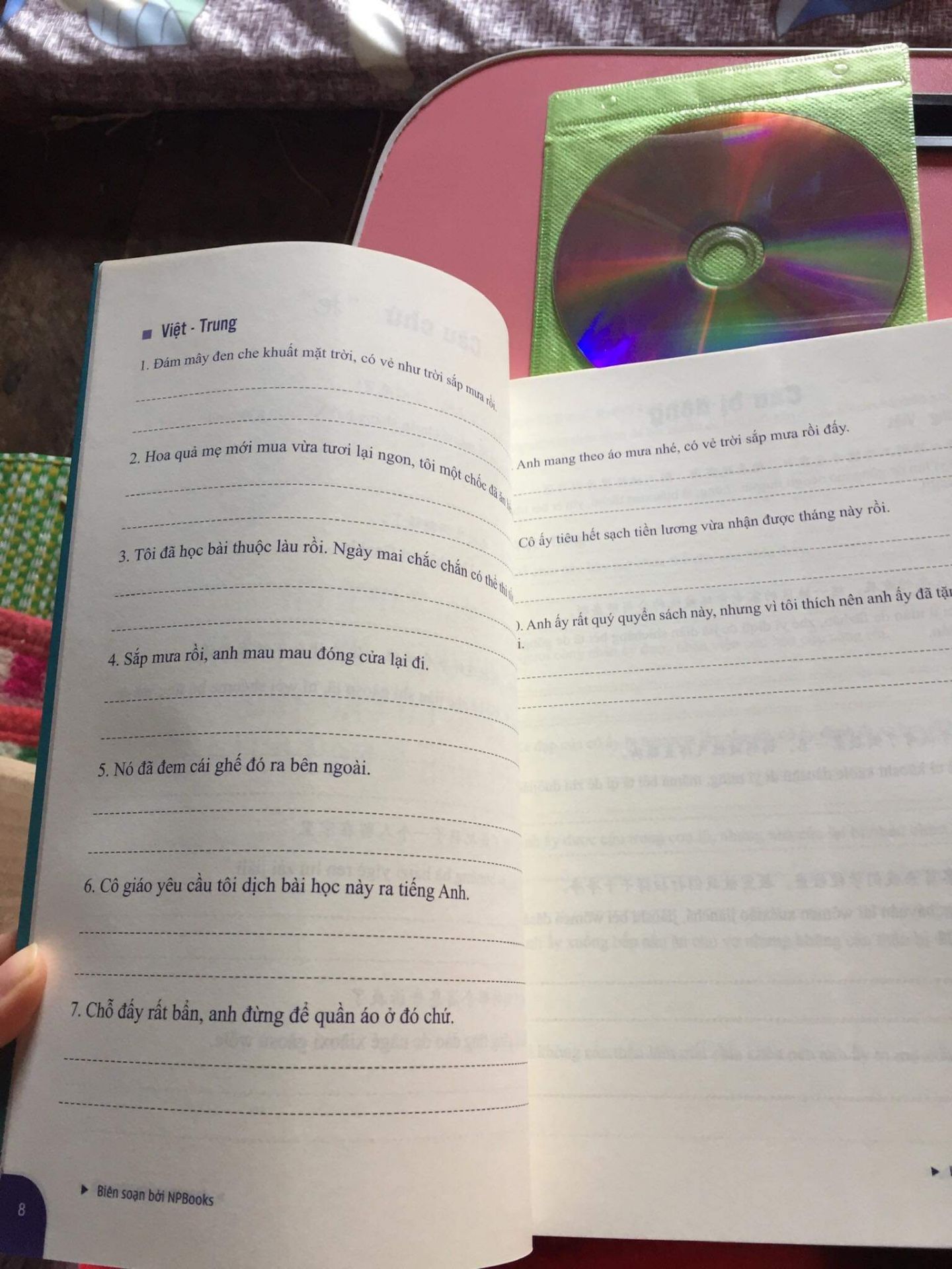 Ship khá là nhanh nhá, sách oke lắm luôn á, đẹp rõ nét, có từng lời giải cho từng bài, shop còn tặng kèm đĩa CD và quà nữa, cute xỉu luôn á, mình có quay video khui hàng mà lỡ xoá mất rồi. Còn về phần sách bạn nào còn do dự thì mua luôn đi, hữu ích lắm nhaaa. Cảm ơn shop vì món quà ạ