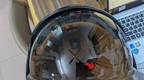 Mũ khá ổn, màu sắc như hình, mút xốp chắc và dày vừa phải. Vỏ nhựa bên ngoài có phần hơi mỏng so với mong đợi. Cảm giác vẫn chắc tay.

Khu vực vành tai, khớp nối có dùng silicon để kết nối (về lâu dài khả năng bị bong tróc là rất cao. Giá rẻ nhất ở thời điểm này so với cùng loại (hãng Ro..), không có lỗ thoát khí như vác mũ cùng loại của hãng khác.

Điểm trừ: phần lắp ráp của kính và khung nón không đồng đều bên trái, có khoảng trống có thẻ nhét vừa đuôi chiếc đũa (xem hình), dùng silicon để hàn-gắn, lớp vỏ nhựa ngoài mỏng.