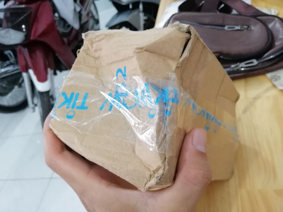 Rất bực bội về cách đóng gói này
Bên trong thì trống rỗng không có xốp chống sốc thì gói cái hộp to làm gì, như vậy náy bên trong càng bị sốc va đập nhiều hơn.
Tiki đóng gói hàng hay là shop đóng gói hàng... cái này đề nghị 2 bên xem lại. Giao một gói hàng 540k của khách mà đóng gói như để một khúc củi bên trong không có giá trị và thẩm mỹ nào cả. vậy giá trị mặt hàng mà shop đang bán và Tiki đang giao liệu rằng có gạt người mua hàng không. Thật khó hiểu cách đóng gói như vậy mà cũng làm ăn được ???