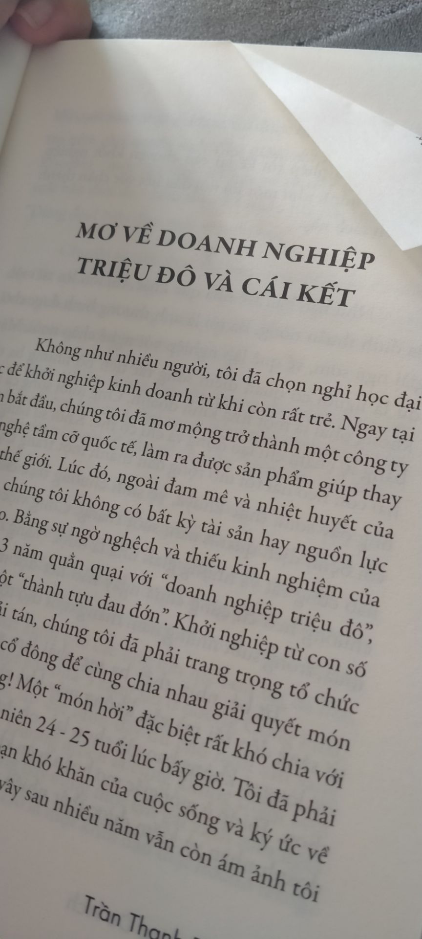 cuốn sách được bọc rất kỹ. Khởi nghiệp du kích được các anh chị trong khoá học online giới thiệu lại cho tôi. khi đọc những trang đầu tiên tôi có hy vọng rất lớn rằng cuốn sách này sẽ giúp tôi thoát khỏi tình trạng trì trệ hiện tại. tôi có khát khao thành công bằng con đường này và tôi sẵn sàng tin vào tác giả để được thành công.