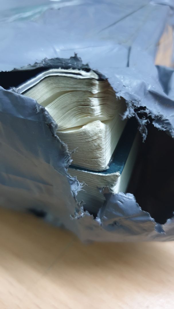 Giao hàng càng ngày càng tệ. Hỏng hết sách.