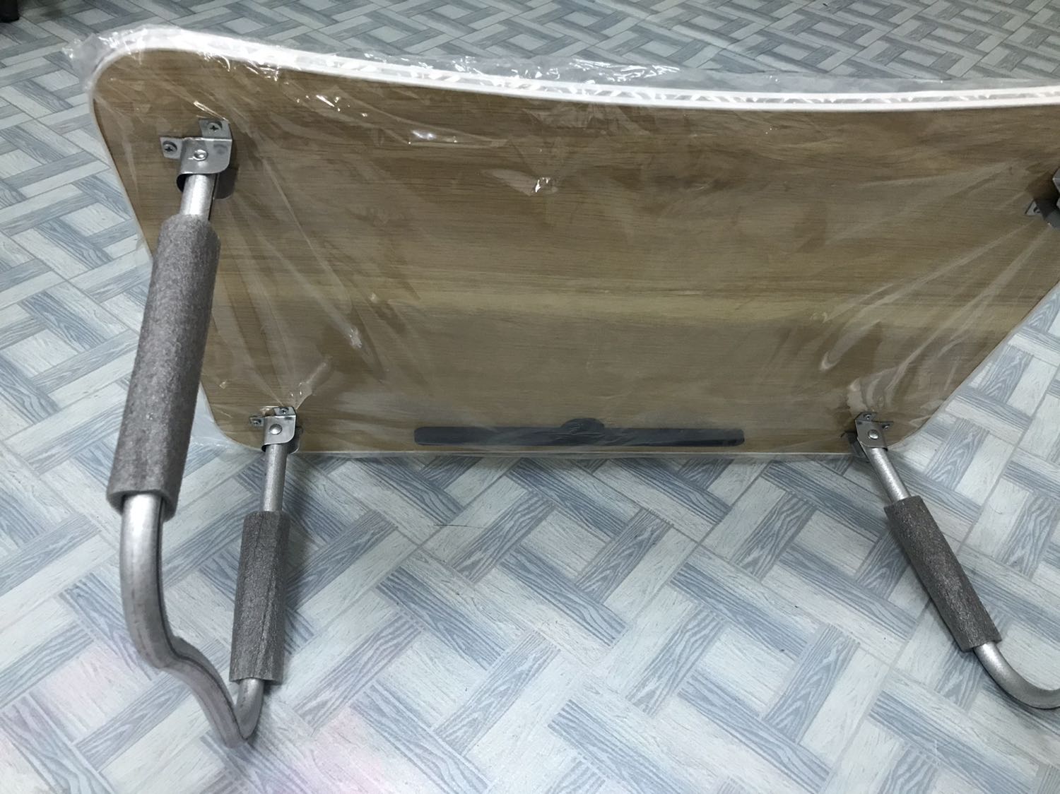 Chất lượng tạm. Chất gỗ và màu vân không như hình quảng cáo. Chân bàn có chất liệu nhôm mỏng, tệ, lỏng. Với bàn ghế thì chân quan trọng. Haiz, Không bik xài được bao lâu với cái chân bàn này.